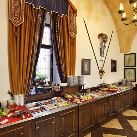 فندق روز Český Krumlov المظهر الخارجي الصورة The buffet at the restaurant