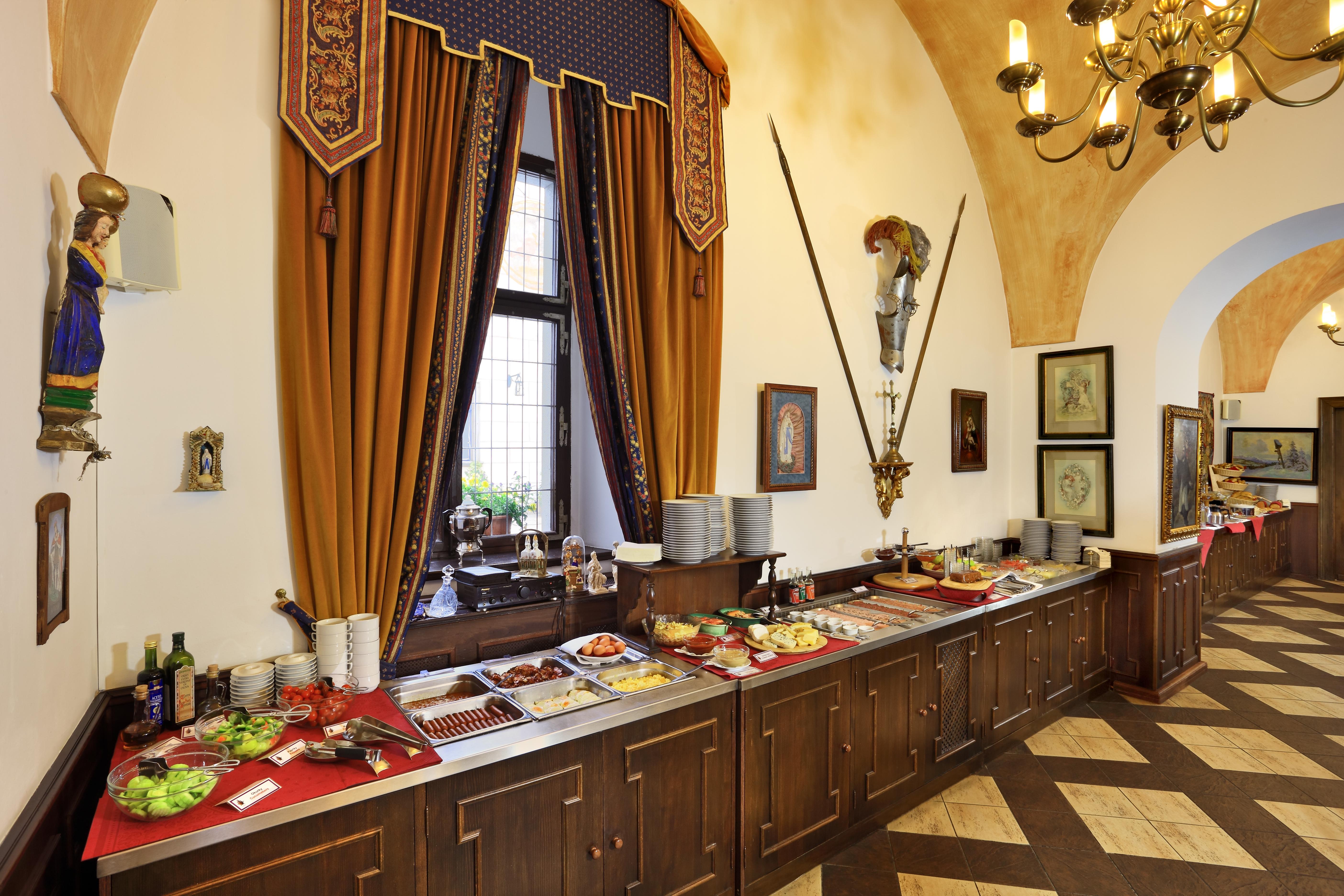 فندق روز Český Krumlov المظهر الخارجي الصورة The buffet at the restaurant