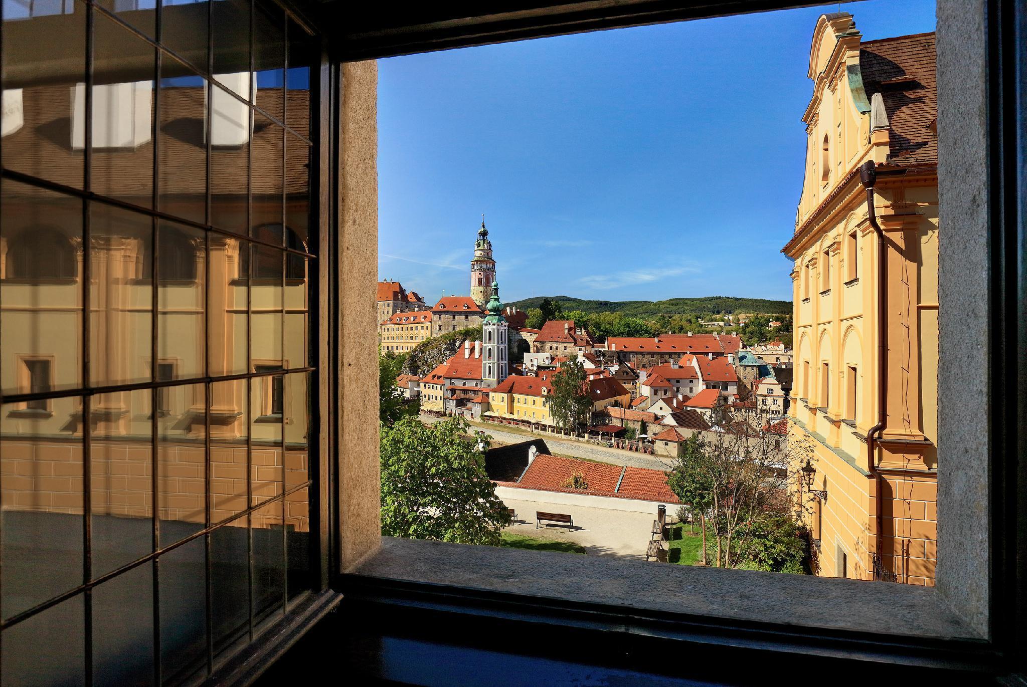 فندق روز Český Krumlov المظهر الخارجي الصورة View of the town from the castle