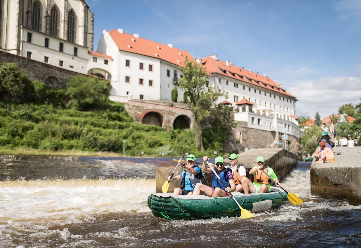 فندق روز Český Krumlov المظهر الخارجي الصورة Rafting on the Vltava River in Prague