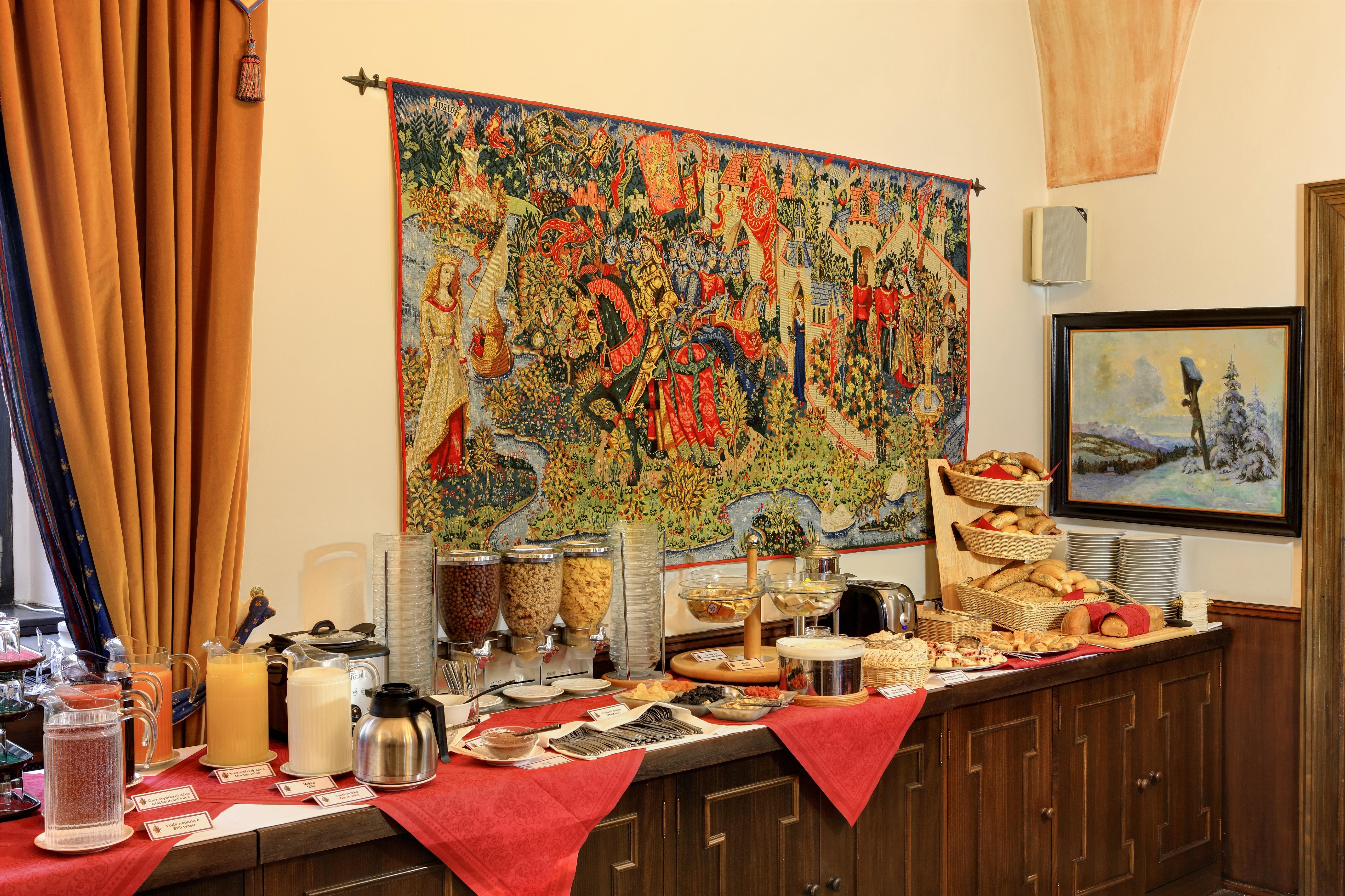 فندق روز Český Krumlov المظهر الخارجي الصورة A typical buffet