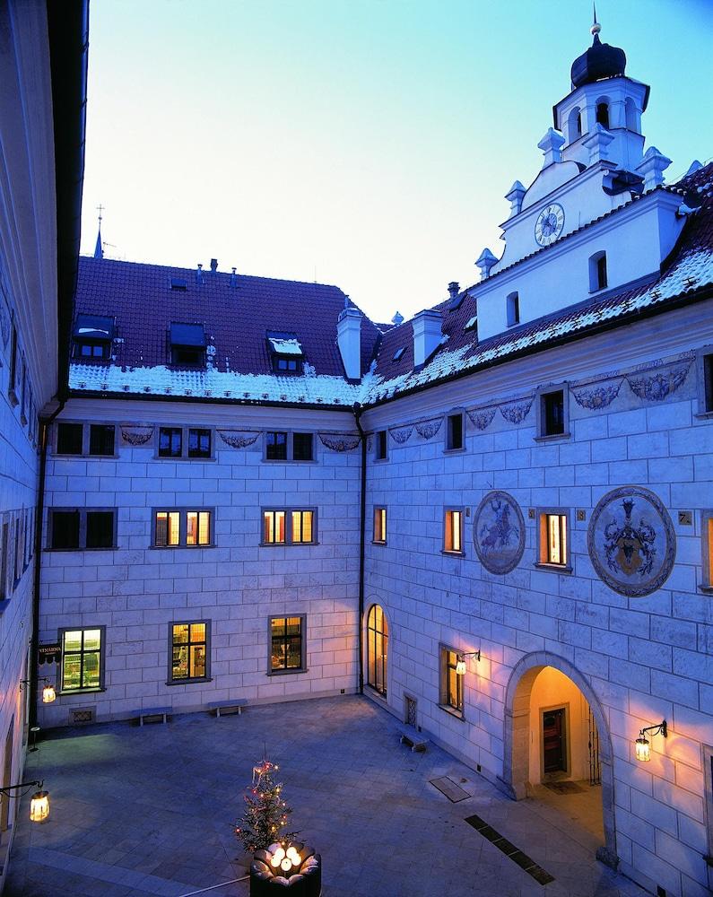 فندق روز Český Krumlov المظهر الخارجي الصورة The courtyard of the Landhaushof