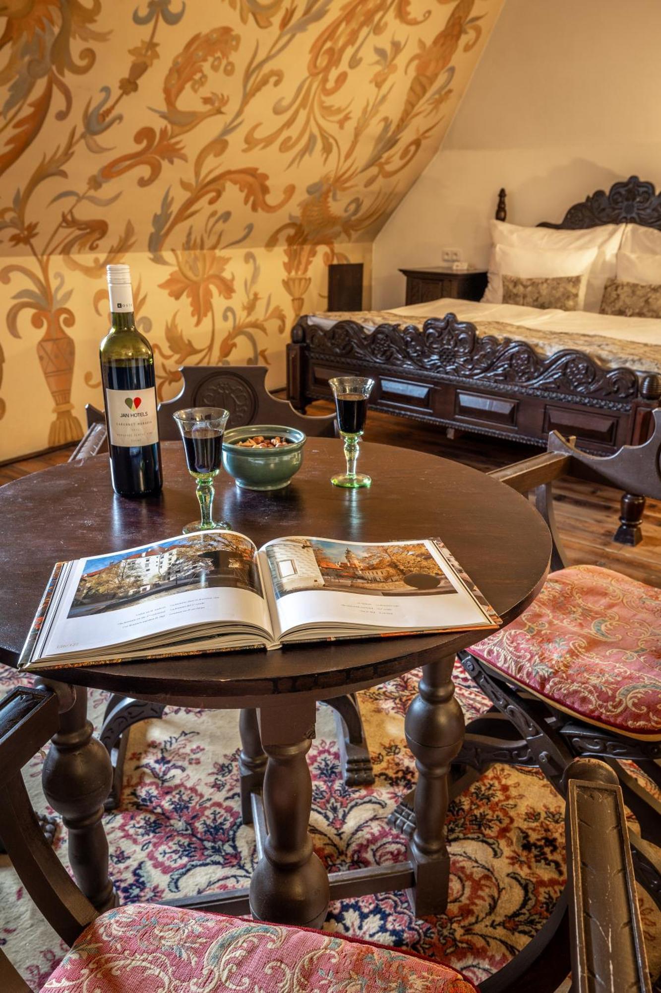 فندق روز Český Krumlov المظهر الخارجي الصورة A wine tasting at the winery