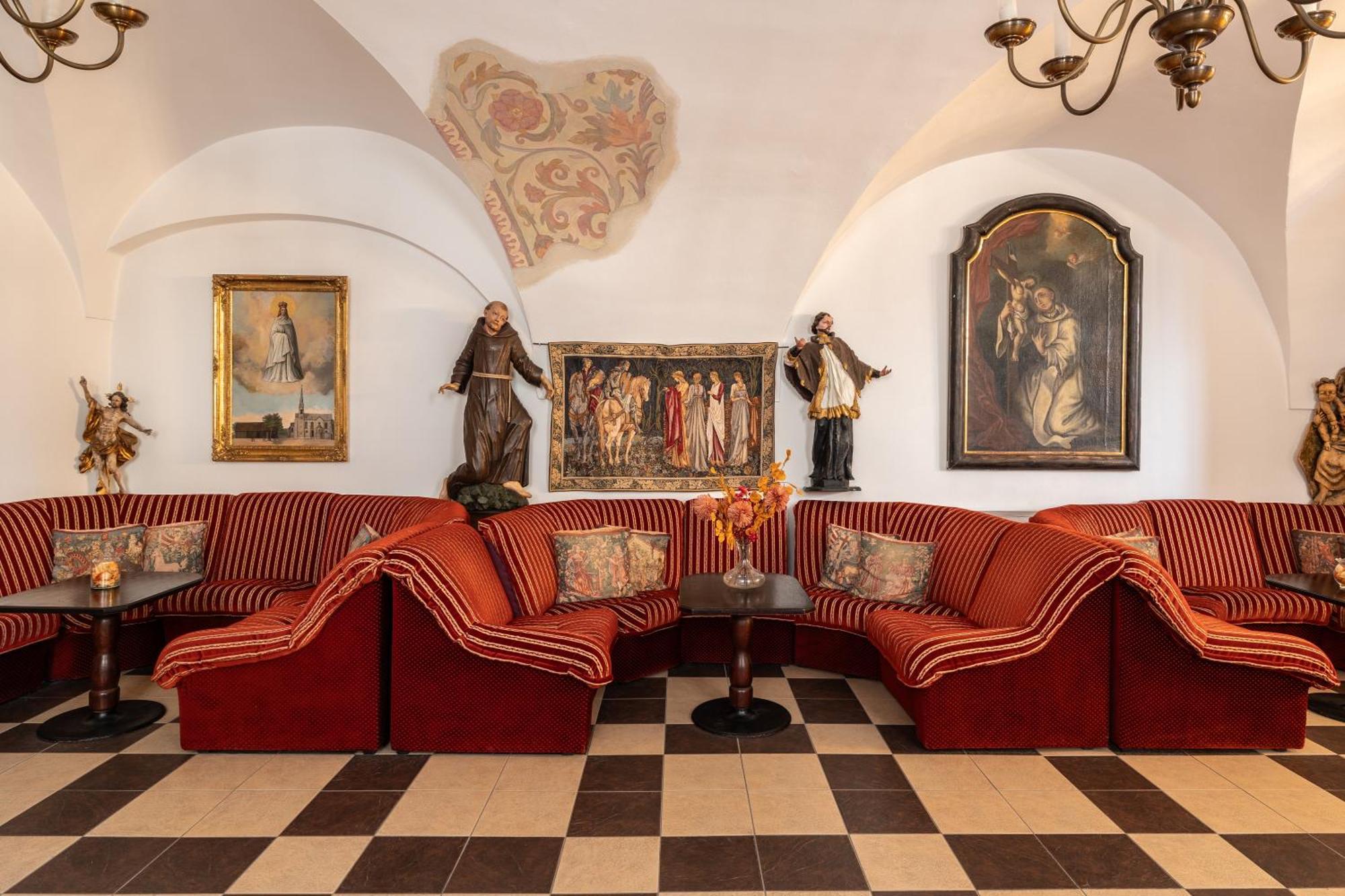 فندق روز Český Krumlov المظهر الخارجي الصورة The interior of the monastery