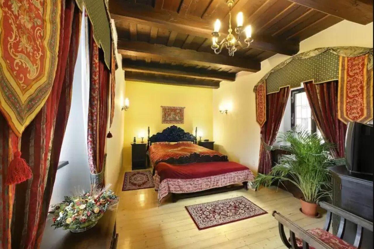 فندق روز Český Krumlov المظهر الخارجي الصورة A bedroom in the hotel